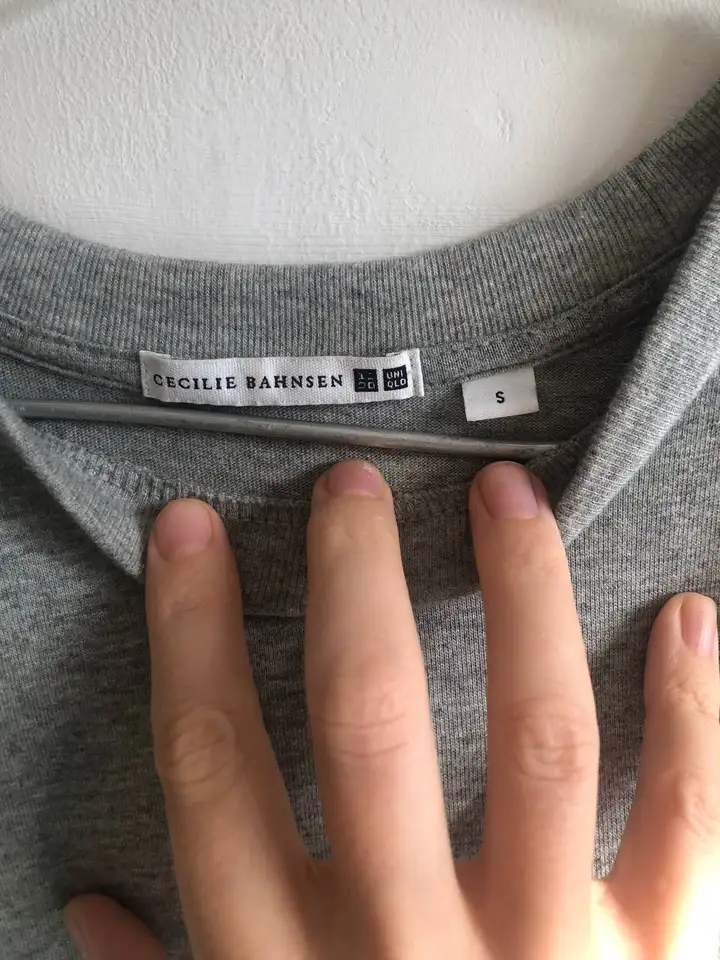 Платье Uniqlo, шорты Muji, топ Uniqlo