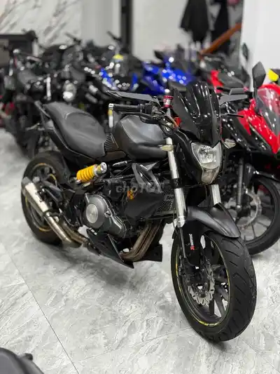 Benelli 302 чёрный 2 цилиндра