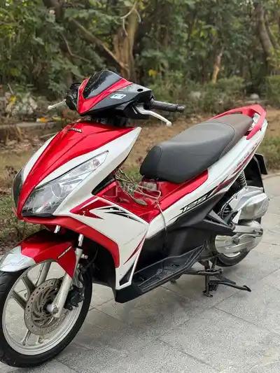Honda Air Blade 125 красно-белый, как новый