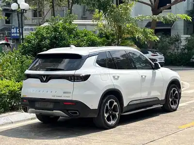 VinFast Lux SA Plus 2022 белый 60000 км