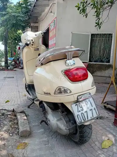 Piaggio Vespa LX кремового цвета