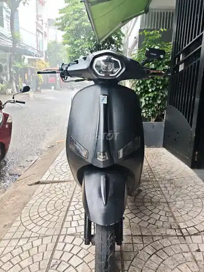Скутер Vespa 50cc, 2024 год, черный, все функции работают