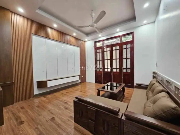 Nhà 5 tầng 34m² MT 4.1m ô tô đỗ cửa Thạch Bàn 7 tỷ