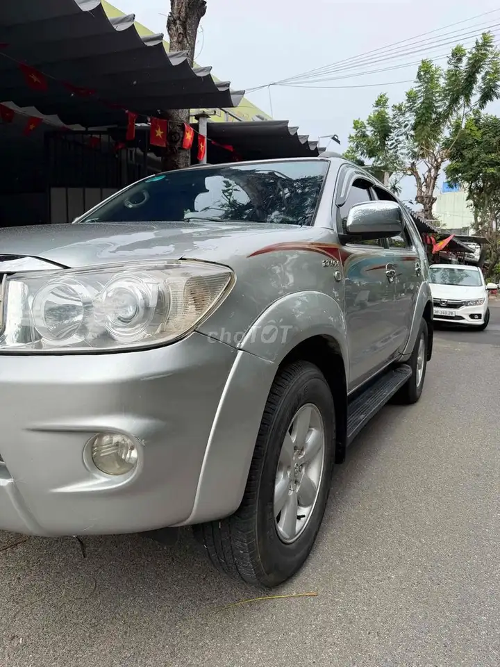 Toyota Fortuner 2010 серебристый 7 мест