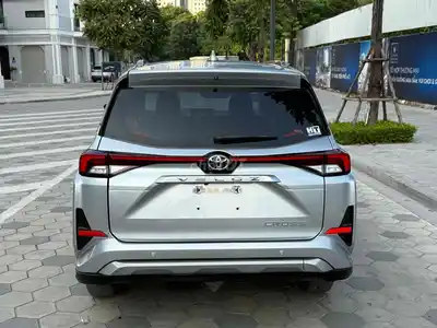 Toyota Veloz 2022 вариатор серебристый 7 мест