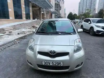 Toyota Yaris 2009, 100 тыс. км, серебристый