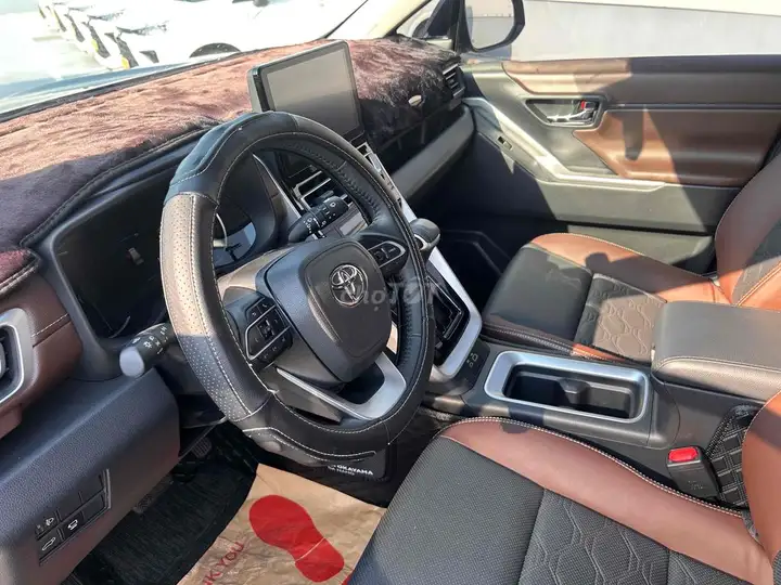 Toyota Innova Cross V 2024 Черный 13000км Автомат
