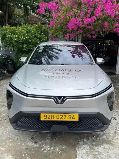 VinFast Limo green 15.000 km, серебристый