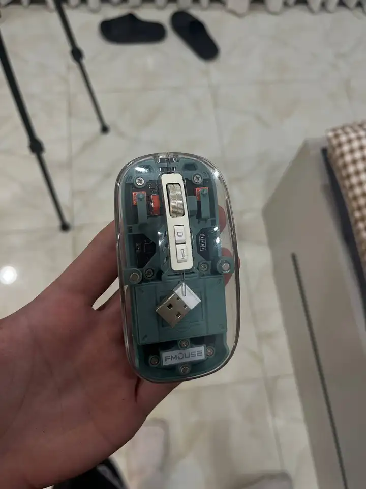 Штатив, крепление для фотоаппарата и телефона, петличка, мышь Bluetooth