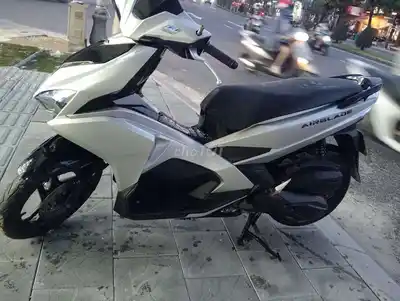 Скутер Honda Air Blade серебристого цвета