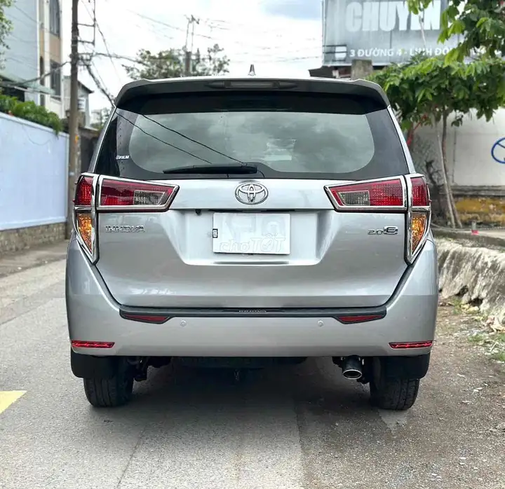 Toyota Innova E 2018, серебристый, 7 мест, 90 000 км