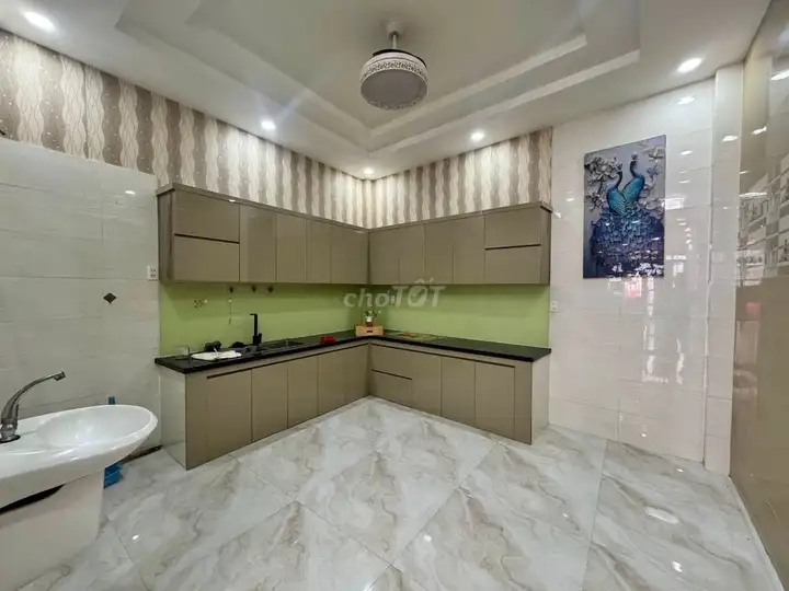 Дом в переулке для грузовиков 8м, Бинь Тхой, район 11