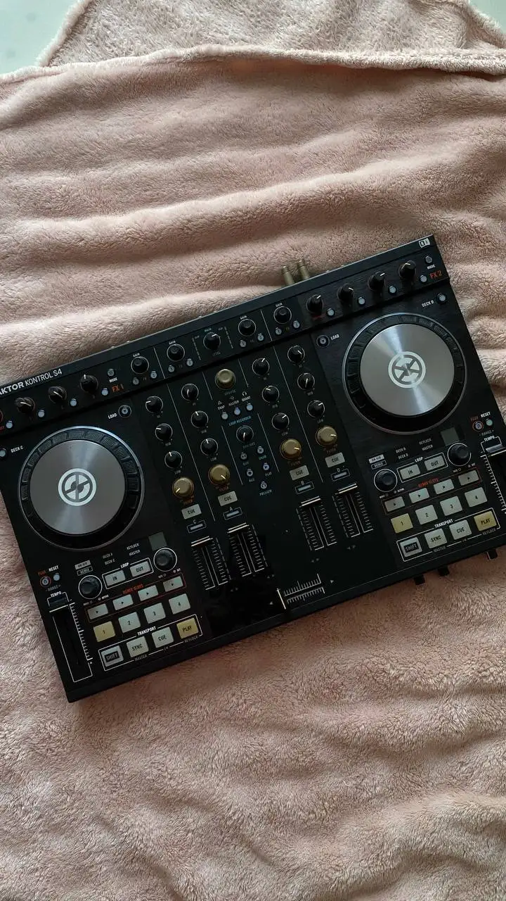 DJ контроллер Traktor S4 MK2