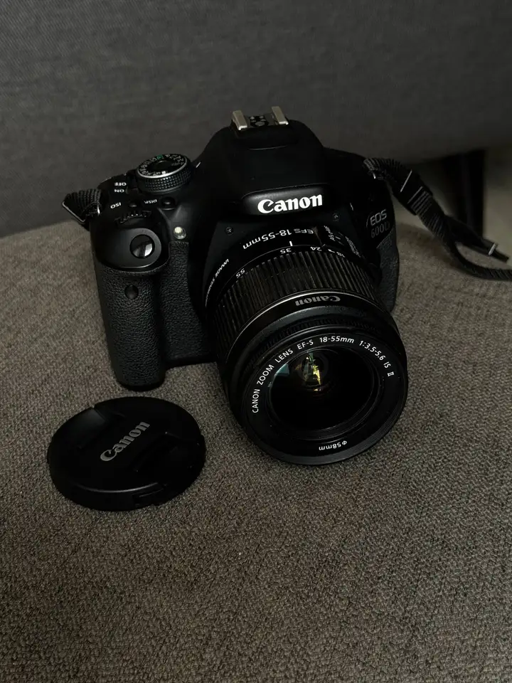 Зеркальный фотоаппарат Canon EOS 600D с объективом Canon EF-S 18–55mm f/3.5–5.6 IS II