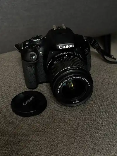 Зеркальный фотоаппарат Canon EOS 600D с объективом Canon EF-S 18–55mm f/3.5–5.6 IS II