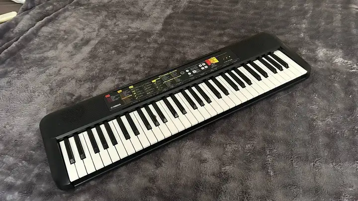 Синтезатор Yamaha PSR-F52, микроволновка Sharp, одеяло, горшки