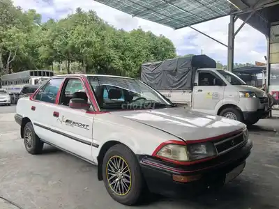 Toyota Corolla, классика, цвета белый и красный