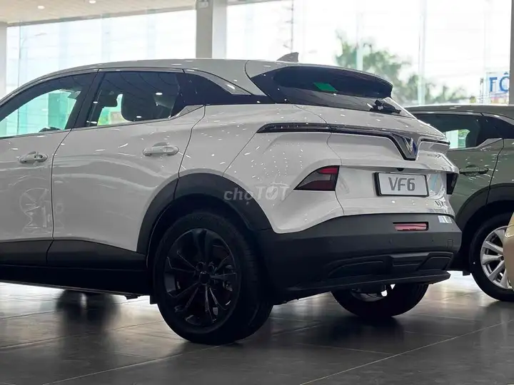VinFast VF6 Plus, белый, электромобиль