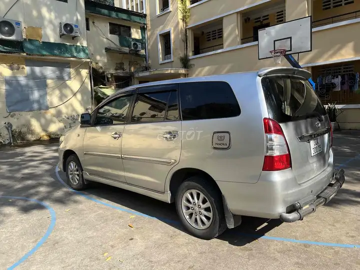 Toyota Innova 2013 серебристый 130 тыс. км
