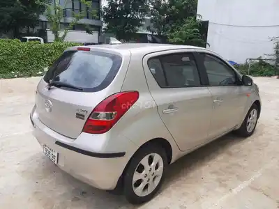 Hyundai i20 2012 хэтчбек с автоматической коробкой передач из песочного золота