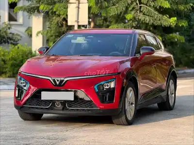 VinFast VF7 Eco 2025 красный 6 тыс. км