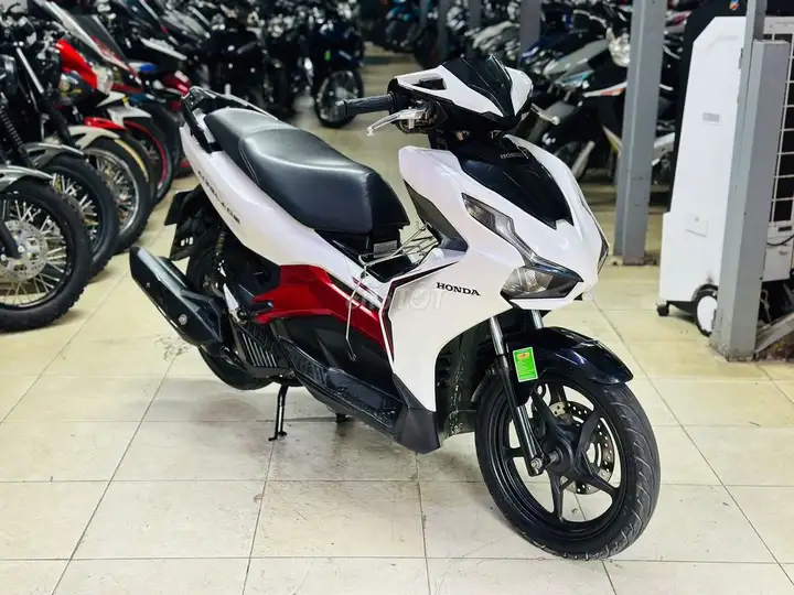Мотосалон Thịnh Phát - Air Blade 125 бело-черный, ханойские номера