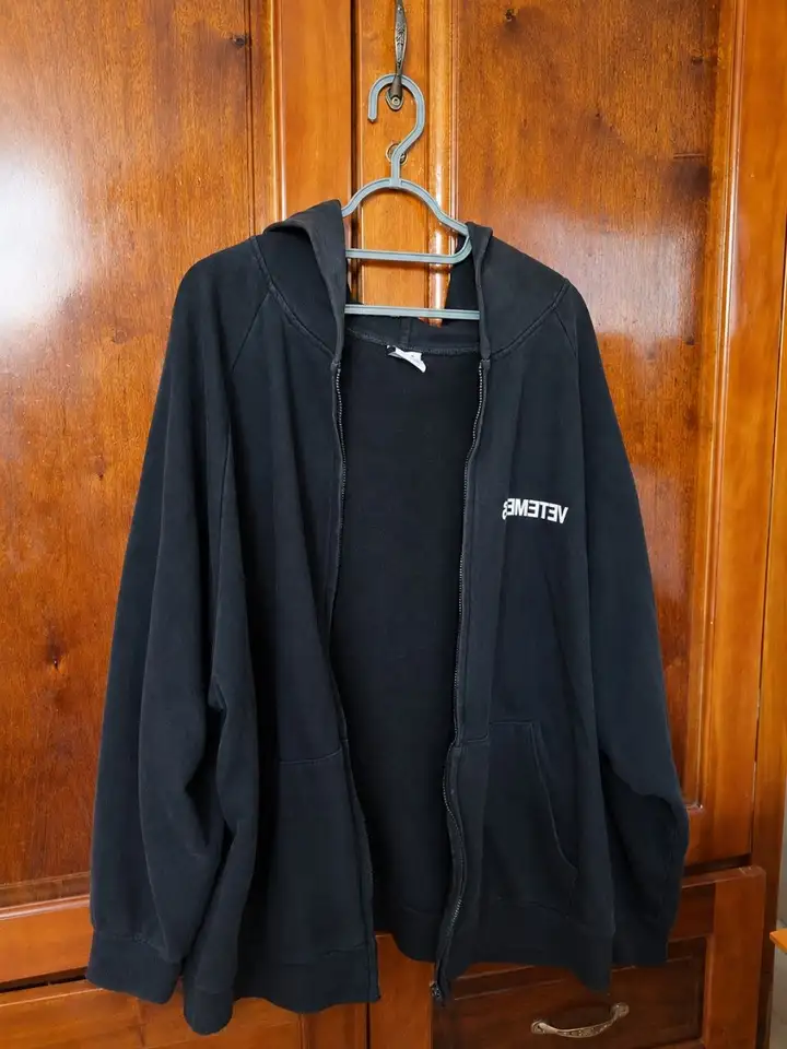 Худи Vetements и джинсы Dickies
