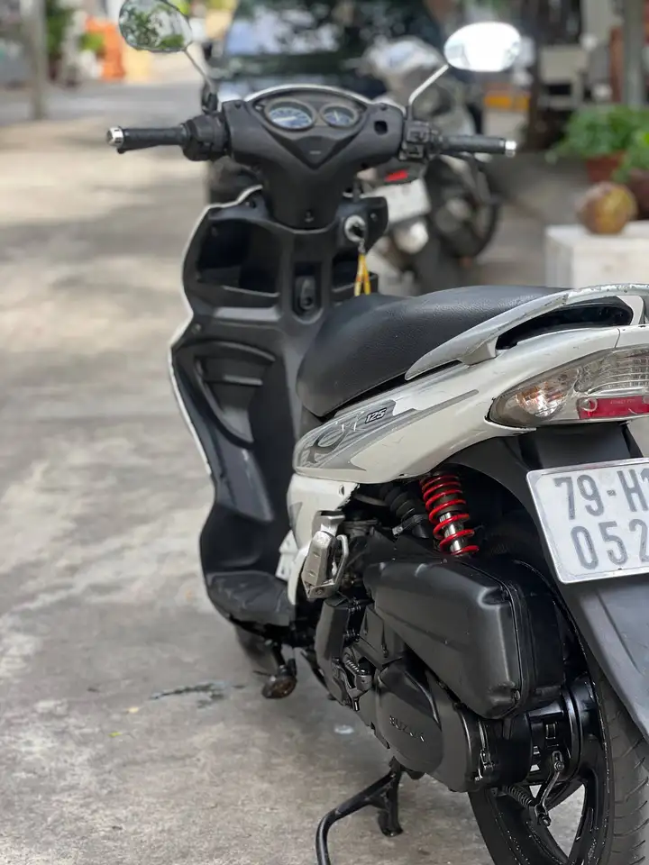 Скутеры Yamaha Nouvo 2 и Suzuki Hayate