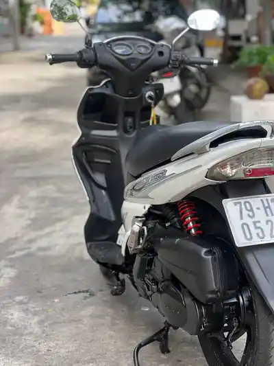 Скутеры Yamaha Nouvo 2 и Suzuki Hayate