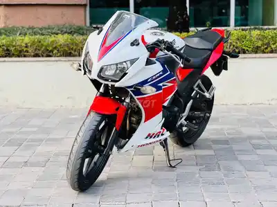 Honda CBR красно-бело-синий, мотоцикл в оригинале, от хозяина