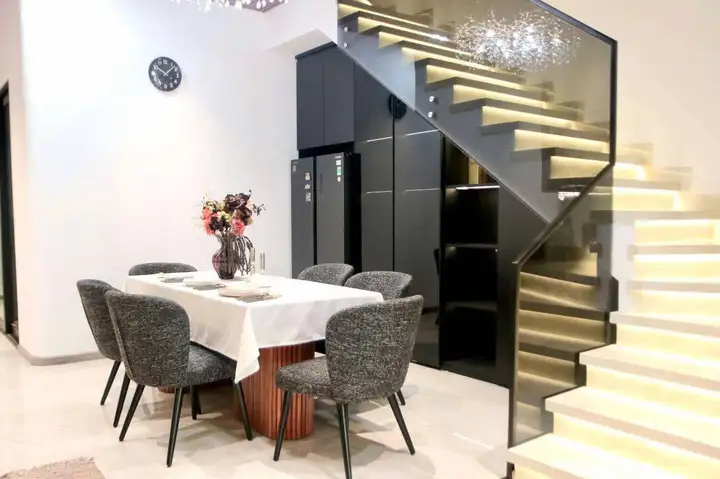 Дом 3 этажа, 4 спальни, 100 м²