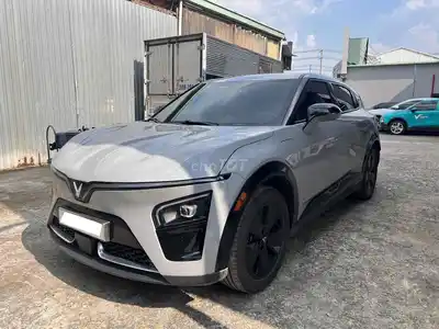Серый суперсерфинг Vinfast VF7 Eco 2026, 7 000 км