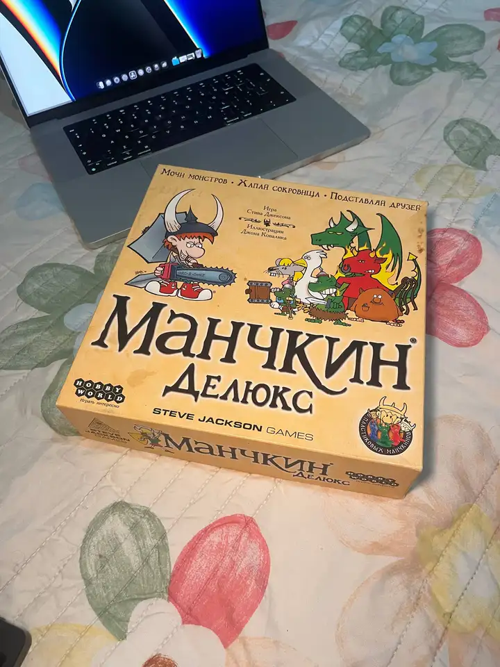 Mac mini 16/256, портативный монитор 14” 2K, клавиатура Logitech K380s, наушники Marshall Major III, настольная игра Манчкин