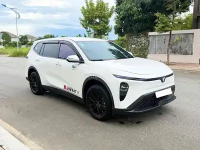 VinFast Limo 2026 белый 18 000 км, безлимитная зарядка