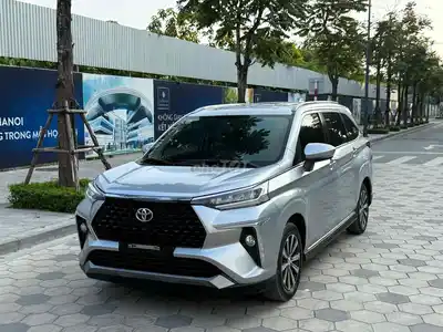 Toyota Veloz 2022 вариатор серебристый 7 мест