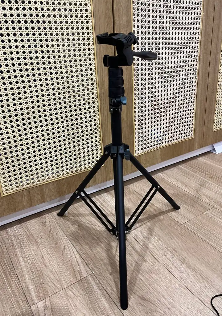 Штатив для фотоаппарата и телефона с блютуз пультом