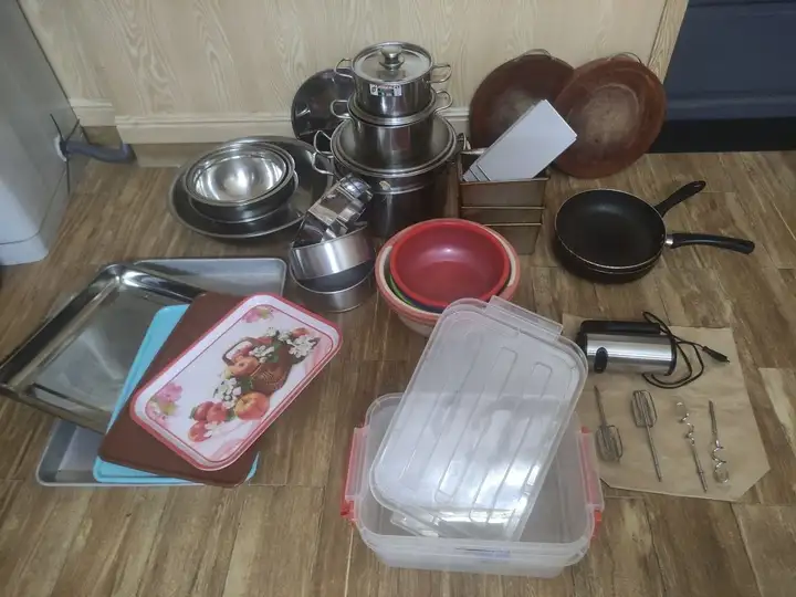 Пластиковые контейнеры, гастроёмкости, весы, кастрюли, сковороды, кухонный инвентарь