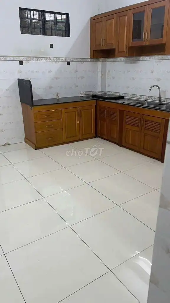 Дом 2 этажа, 3 спальни, 4х18м, авто-аллея, ул. Буй Ван Ба