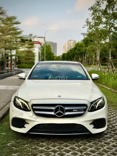 Мерседес E300 AMG 2017 белый 98000 км