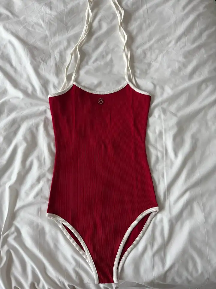 Спортивный комбинезон, сумка Lyn, боди, платья Oh Polly и Mango