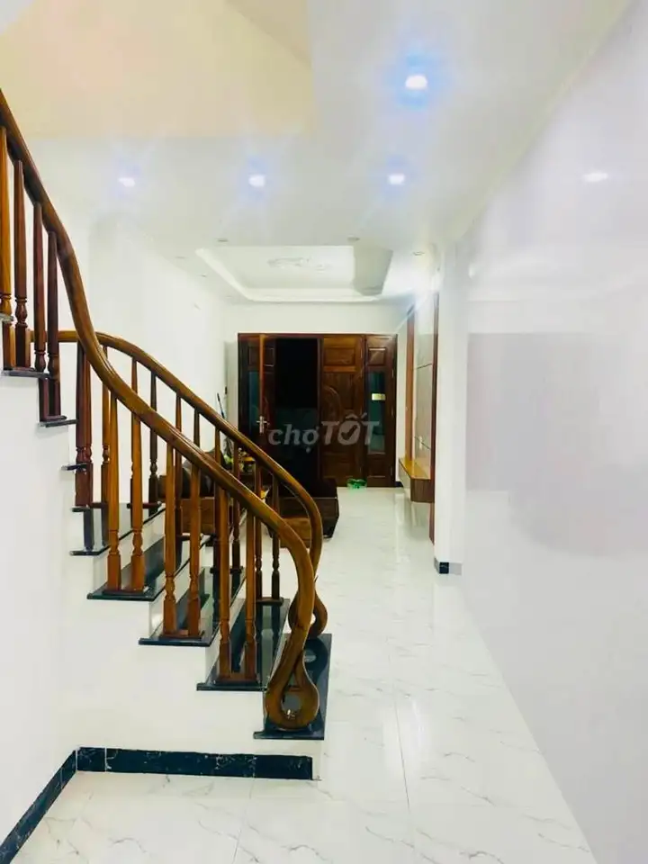 Bán nhà mới 45m² Phố Trạm, ô tô đỗ cửa, gần AEON