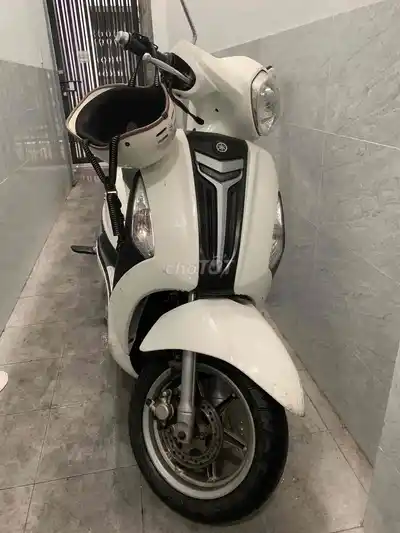Скутер Yamaha Grande белого цвета