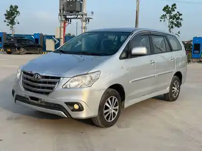 Toyota Innova 2014 автомат серебристый