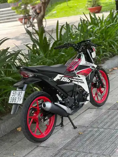 Satria 150 Fi 2023 бело-красно-черный 10 000 км номера Хошимина 9 владельцев