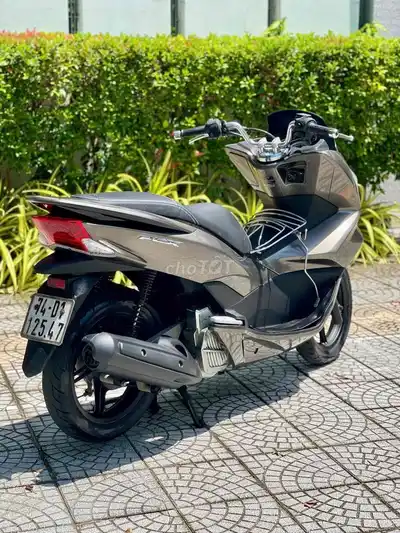 Серый скутер Honda PCX