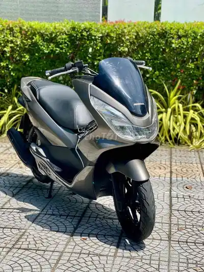Серый скутер Honda PCX