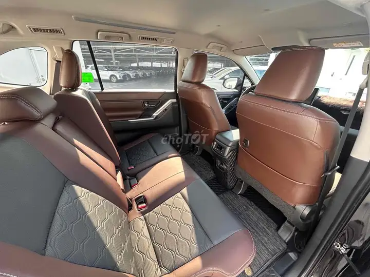 Toyota Innova Cross V 2024 Черный 13000км Автомат