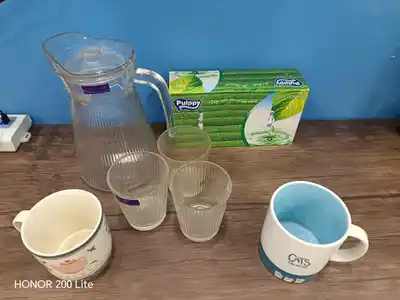 Кувшин со стаканами, фарфоровые кружки, шейкер