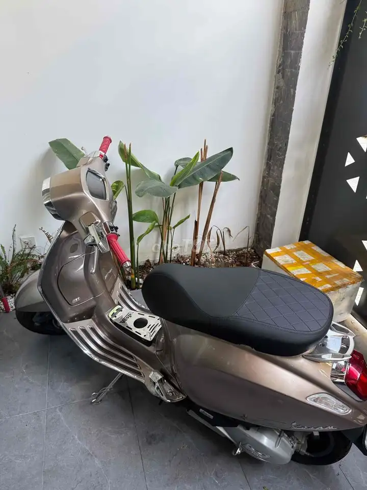 Piaggio Vespa 125, инжекторная, коричневая