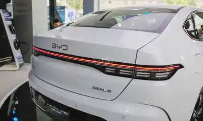 Гибридный седан BYD SEAL 5 DM-i, белый
